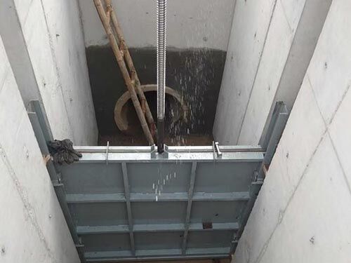 螺桿啟閉機(jī)不銹鋼螺桿：化工廢水閘門的抗腐蝕定制整體外觀 | 不銹鋼 | 閘門整體結(jié)構(gòu)展示