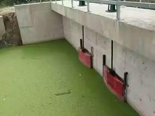 手動螺桿啟閉機：鄉(xiāng)村小型閘門的簡易維護與報價方案整體外觀 | 手動驅(qū)動 | 閘門整體結(jié)構(gòu)展示